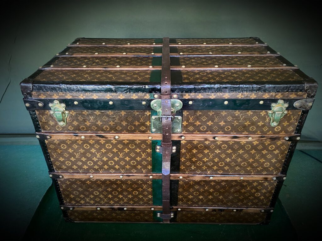 LOUIS VUITTON TRUHE COURRIER-MONOGRAMM UM 1910, L.90 T.60 H.70cm