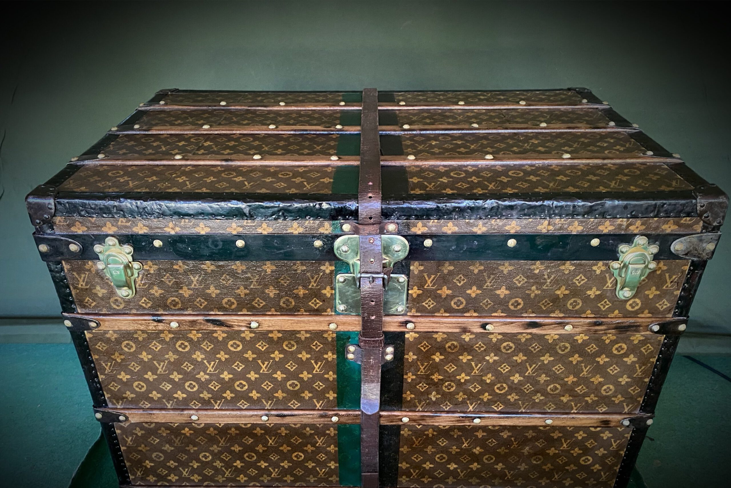 LOUIS VUITTON TRUHE COURRIER-MONOGRAMM UM 1910, L.90 T.60 H.70cm