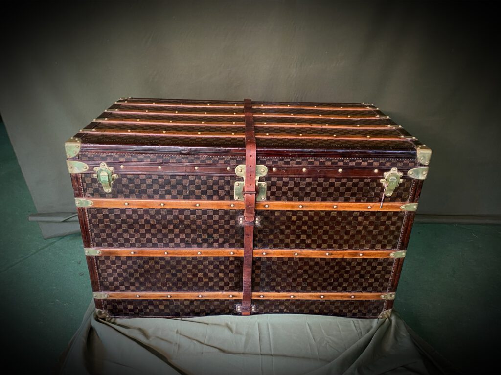 LOUIS VUITTON TRUHE COURRIER DAMIER HAUTE 1899 L.110 T.60 H70CM